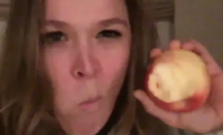 Ronda Rousey advierte que ya puede morder manzanas