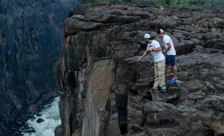 Aventureros se lanzan desde las Cataratas Victoria