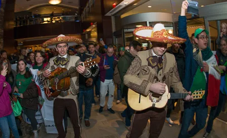 Afición dedica serenata al Tri en el hotel 