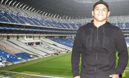 Chupete visita estadio de Rayados y manda mensaje a la afición