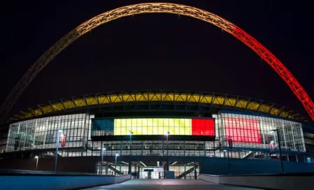 Wembley se ilumina para recordar a víctimas de Bruselas