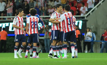 Chivas se burla de racha de Pumas sin ganar en Guadalajara