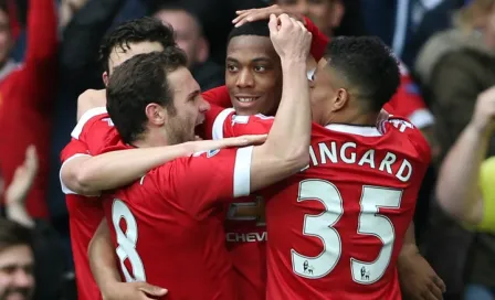 United vence al Everton y se acerca a Champions 