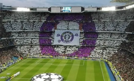 Afición merengue recibe al Madrid con espectacular mosaico