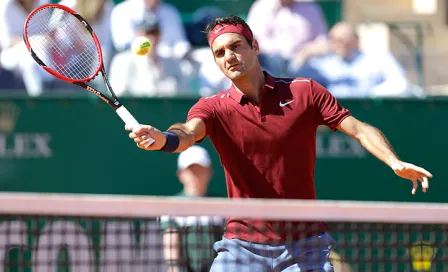 Federer se impone en su regreso a las canchas