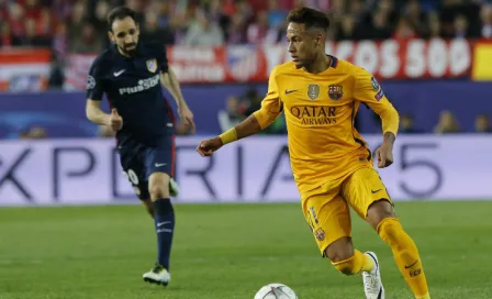 Sexy modelo 'distrajo' a Neymar previo a juego de Champions 