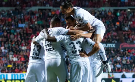 Ráfaga de goles mantiene a Rayados en la cima