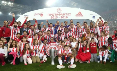 Pulido y Olympiacos festejan título de Grecia