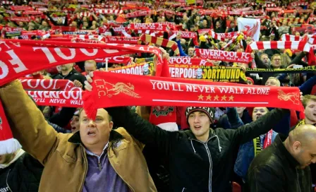 UEFA abre nuevo expediente a Liverpool por arrojar bengalas