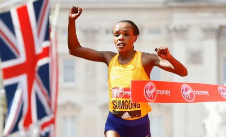 Keniana tropieza y se recupera para ganar Maratón de Londres