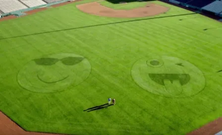 Guerra de emojis sobre pasto en estadio de beisbol