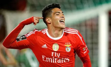 Jiménez se luce con 'rabona' en partido del Benfica