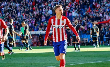 Atlético sufre para mantenerse en la cima de La Liga