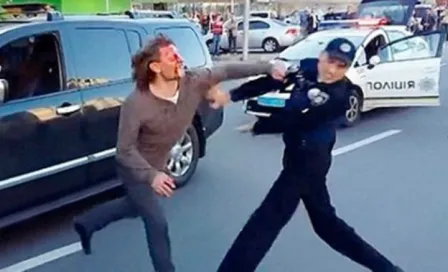 Excampeón de lucha pelea contra siete policías