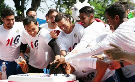 Chivas festeja su 110 aniversario con pastel en Verde Valle