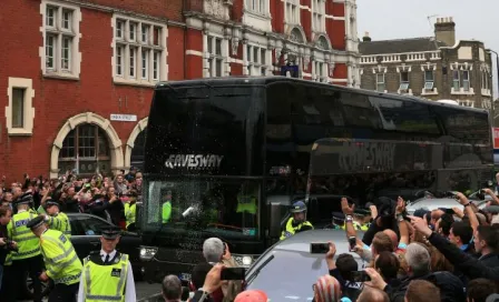 Aficionados del West Ham agreden autobús del Man Utd