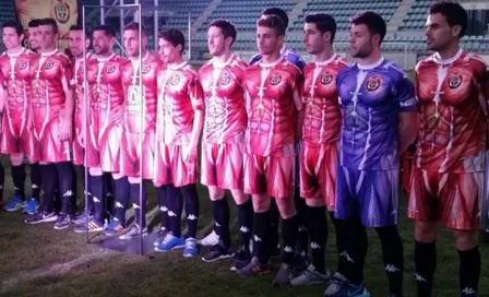 Equipo español causa furor con excéntrico uniforme