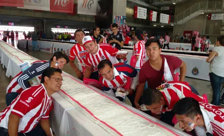 Aficionados celebran con pastel aniversario de Chivas