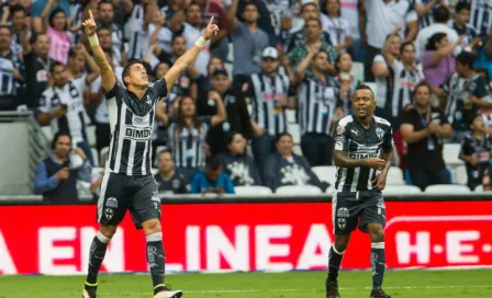 Monterrey planea mosaico con playeras y toallas