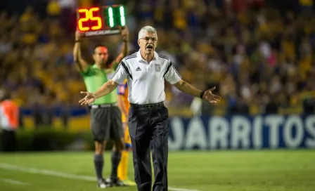 Tuca Ferretti explota contra reportero y abandona conferencia