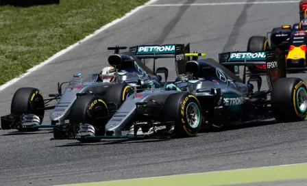 Mercedes chocan entre sí y abandonan GP de España