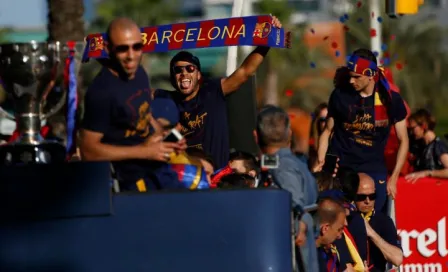 Barça celebra campeonato en desfile con aficionados