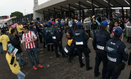 Estacionamiento principal del Azteca, abarrotado