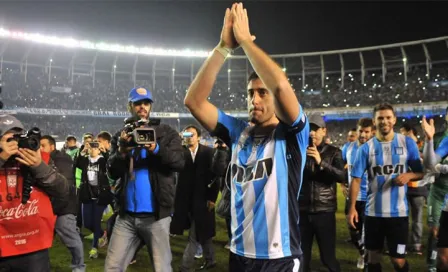 Afición de Racing ovaciona a Milito en su despedida del futbol