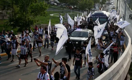 Caravana de Rayados alienta a su equipo previo a la Vuelta