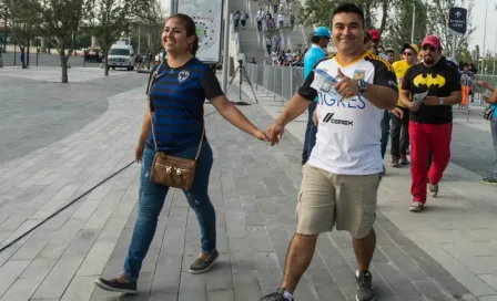 Aficionado de Tigres apoya a Rayados por el amor a su pareja