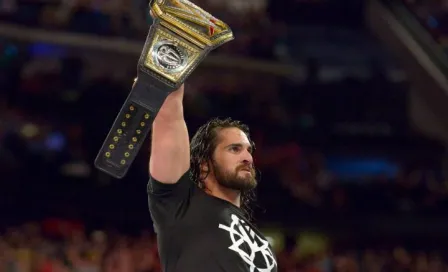 Seth Rollins regresa y ataca a Roman Reigns