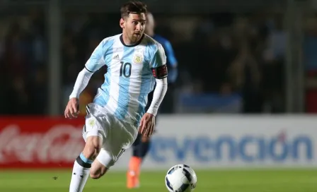 Messi sale lesionado y enciende alarmas en Argentina