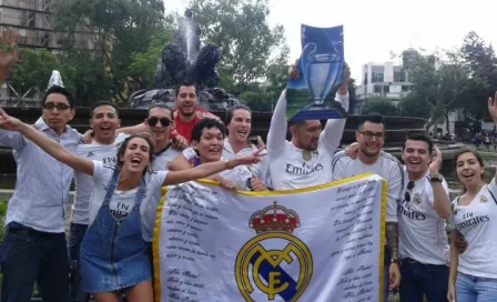 Afición mexicana festeja título del Madrid en la Cibeles