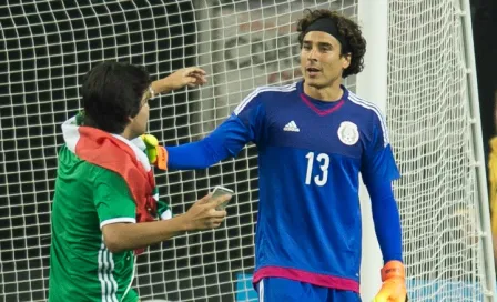 Memo Ochoa accede y se toma selfie con espontáneo