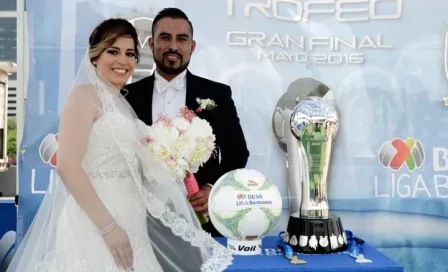 Recién casados inmortalizan su boda con el trofeo de la Liga MX