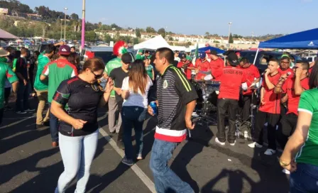  Afición azteca anima a México al ritmo de banda 