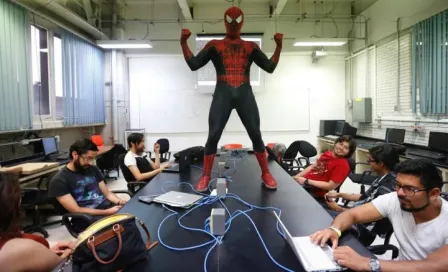 Spiderman da clases en la UNAM