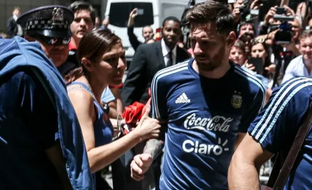 Fan mexicana aborda a Messi y es apartada por la policía