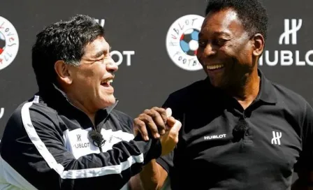 Maradona y Pelé liman asperezas con abrazo fraterno