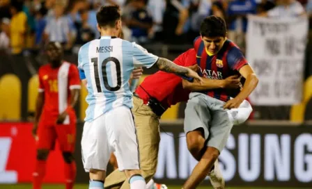 Messi tiene buen gesto con espontáneo atrapado