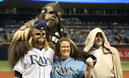 'Mamá Chewbacca' lanza primera bola en juego de MLB