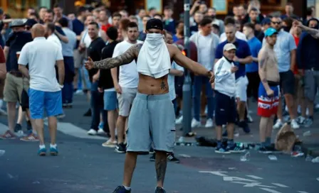 Aficionados rusos con playeras de Inglaterra agreden a fans