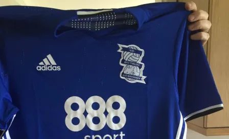 Comprador recibe camiseta del Birmingham con escudo al revés