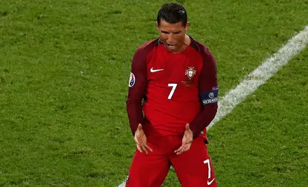 Cristiano lanza a lago micrófono de periodista 