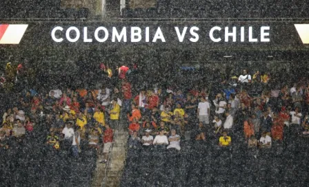 Espontáneo invade cancha del Soldier Field durante tormenta