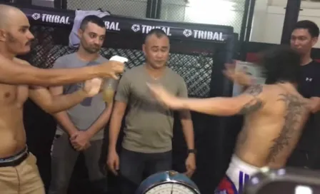 Peleador de MMA 'baña' con orina a rival en pesaje