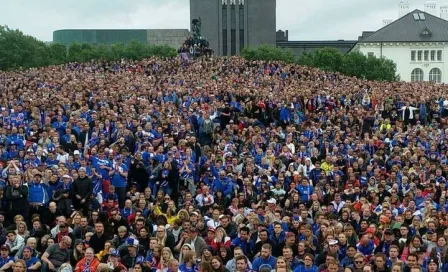 Aficionados de Islandia festejan al estilo vikingo