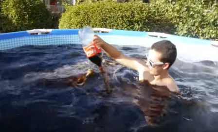 Joven se baña en alberca llena de Coca-Cola