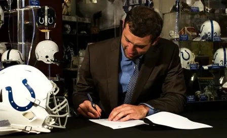 Andrew Luck firma contrato más costoso de la NFL