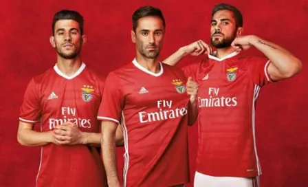 Benfica presenta indumentaria que portará Jiménez